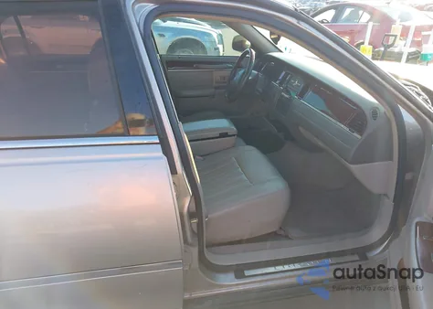 2003 Lincoln Town Car Signature from USA, damaged, VIN 1LNHM82W33Y704279